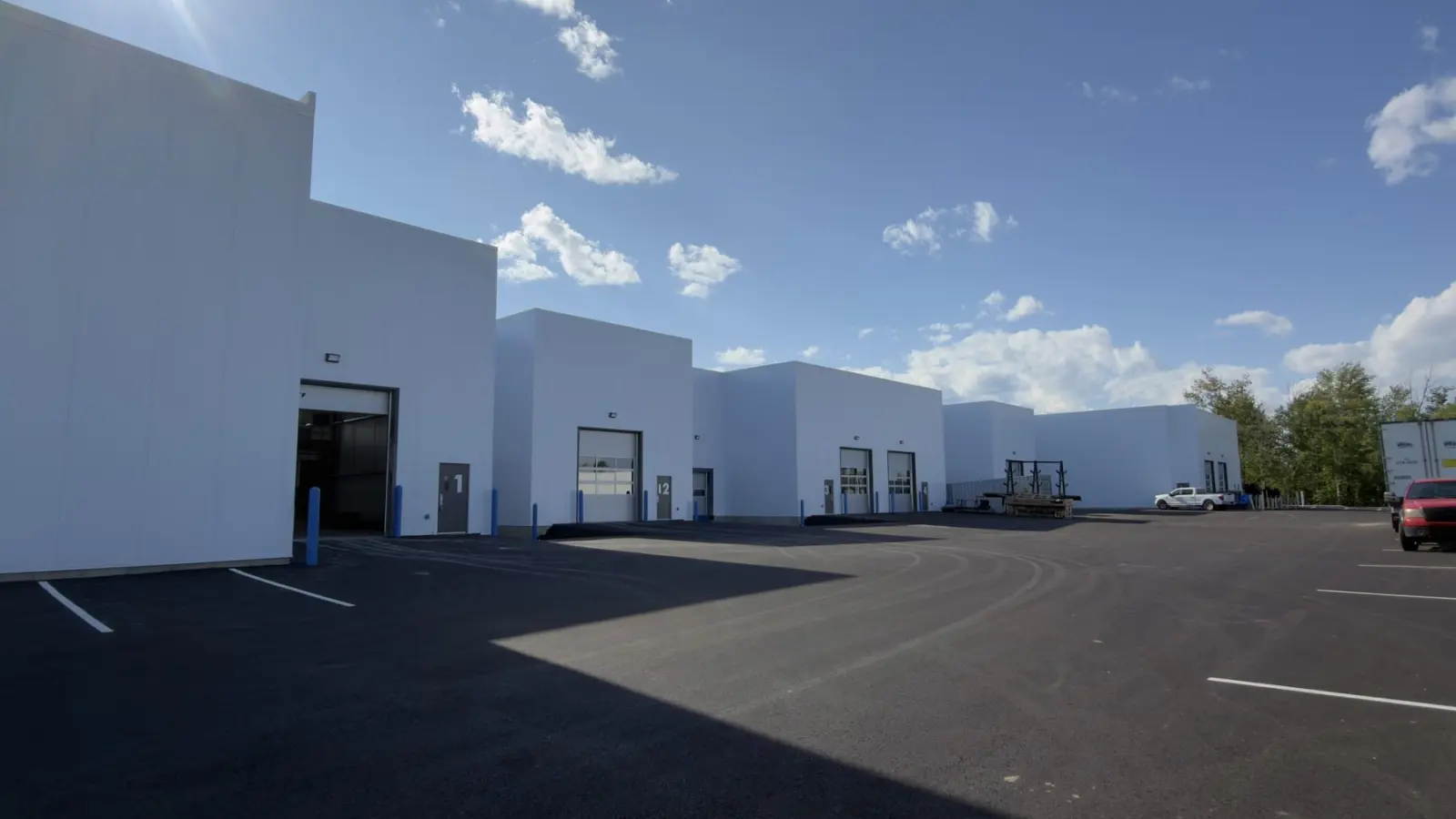 Arrière du bâtiment : portes de garage et quais de chargement
